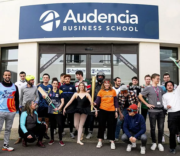Audencia - Étudiants face à une entrée d'Audencia Business School