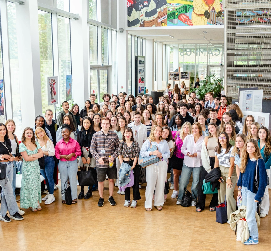 Photo de classe des étudiants d'Audencia Sciencescom