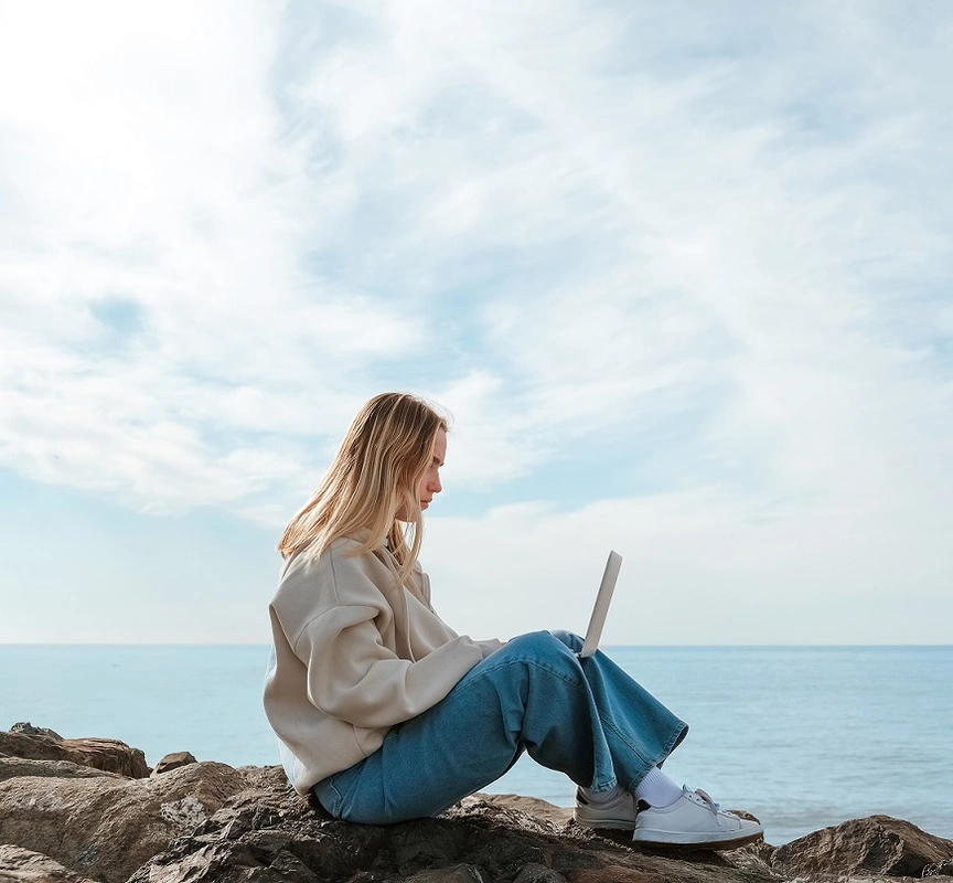 Une personne travaillant en bord de mer
