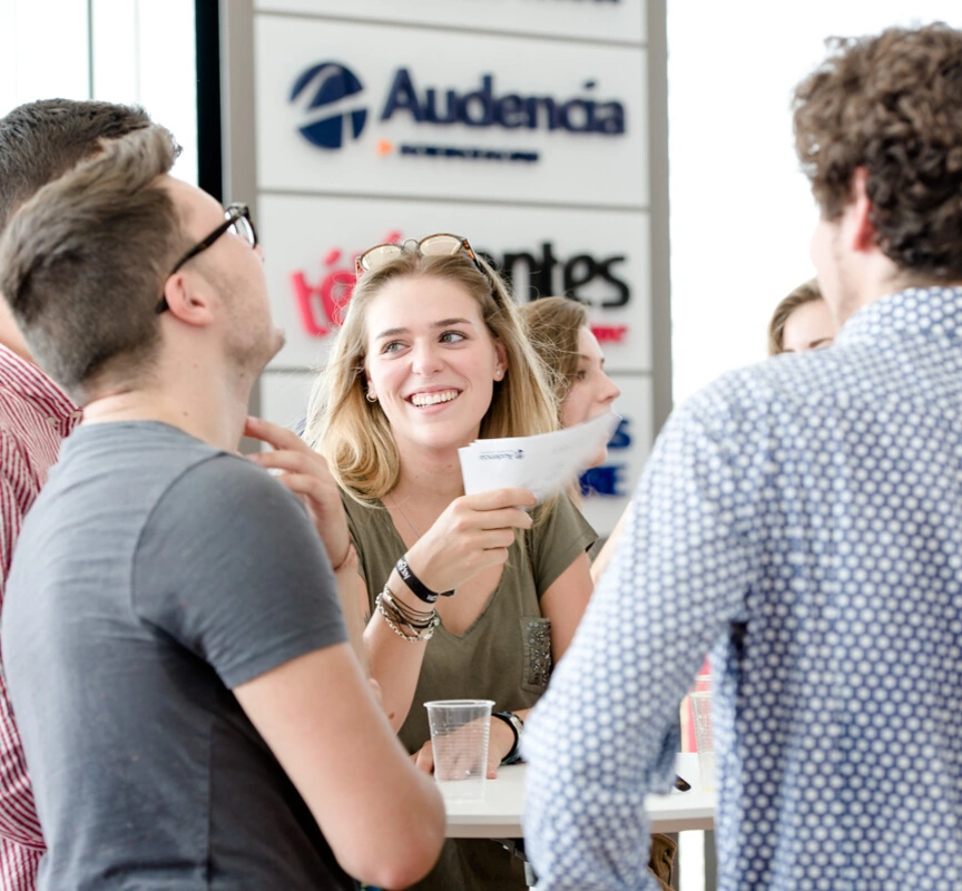Des étudiants SciencesCom discutant au Mediacampus