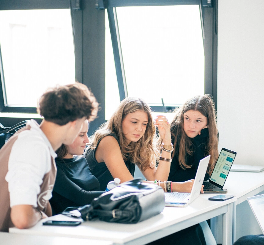 Des étudiants travaillant en groupe dans une salle de cours