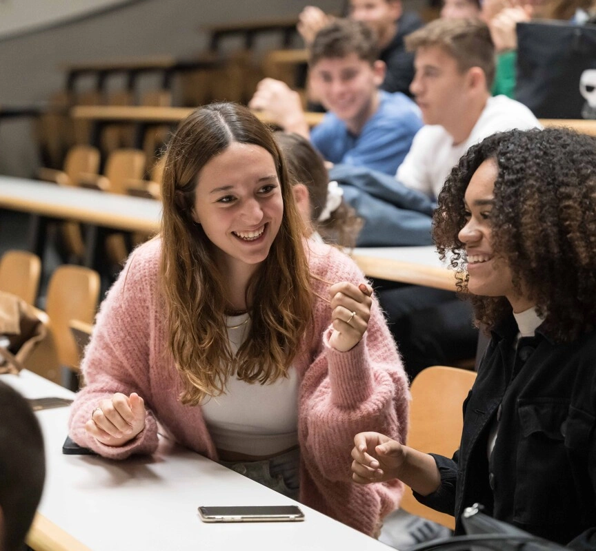Etudiantes riant dans un amphithéâtre