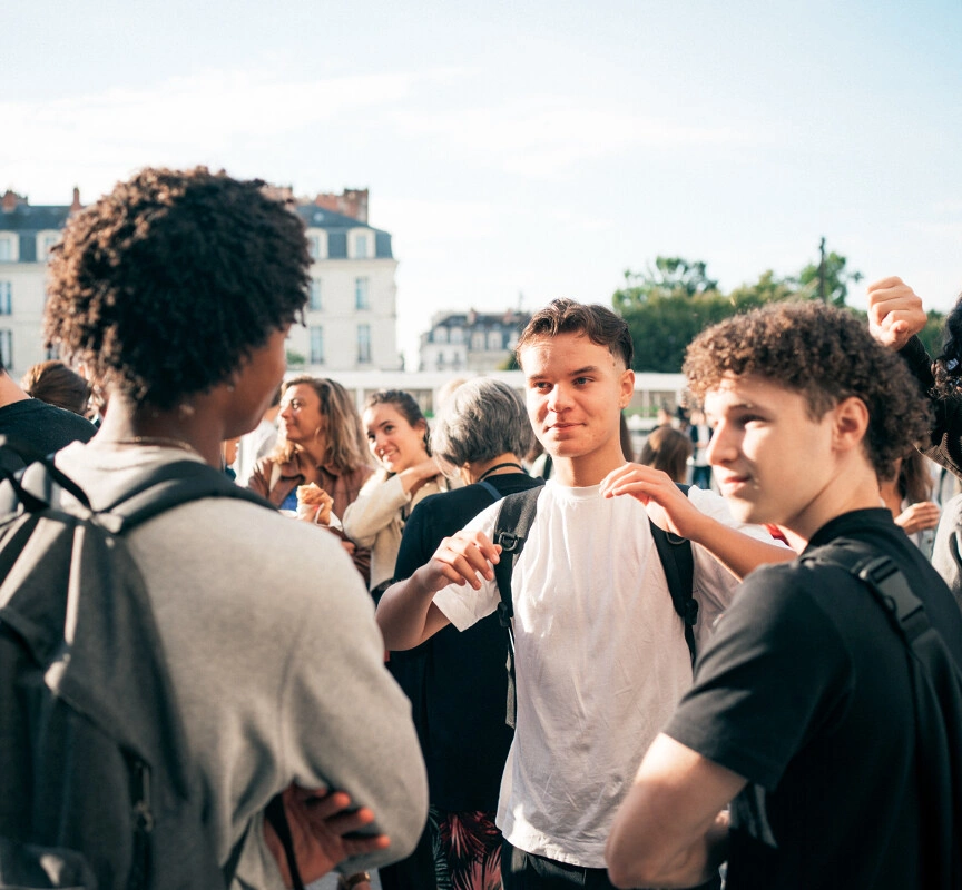 Un groupe d'étudiant discutant en extérieur
