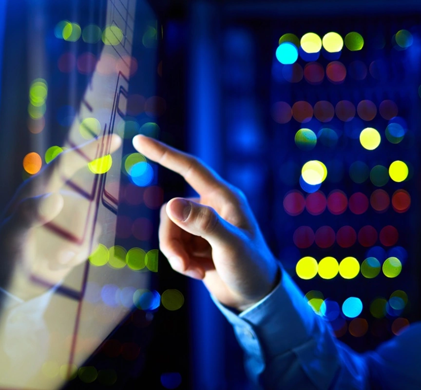 Une main manipulant un écran tactile