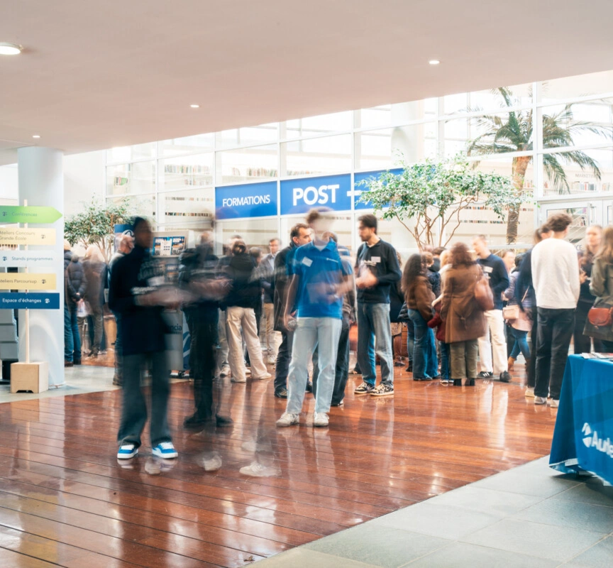 Hall d'Audencia rempli de visiteurs lors des JPO