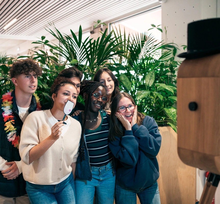 Un groupe d'étudiants se prend en photo
