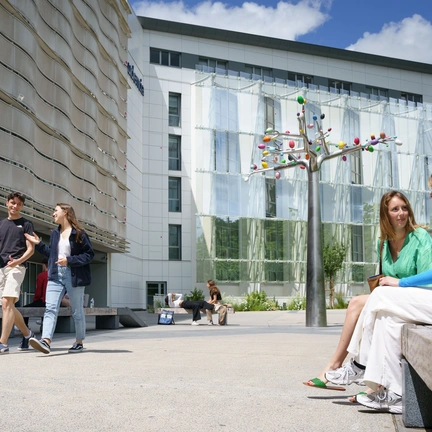 Parvis Audencia avec étudiants assis