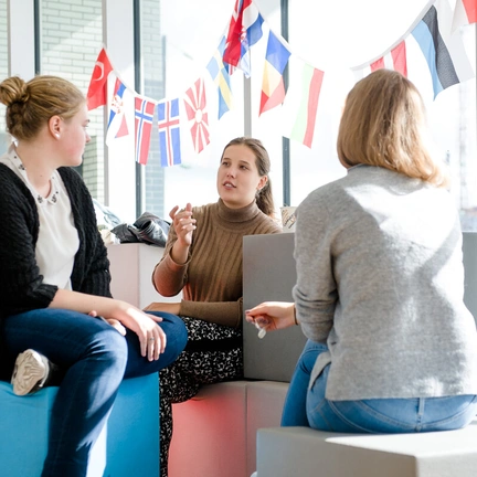 Des étudiants discutent lors d'Erasmus Days