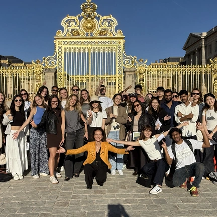Classe devant le château de Versailles