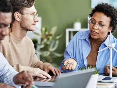 Collègues dans un bureau pendant une réunion de travail 