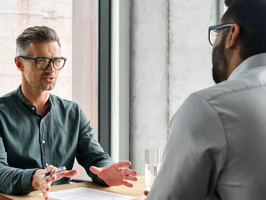 Deux partenaires dirigeants d'entreprise négociant lors d'une réunion