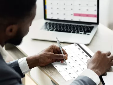 responsable de programmation face à un planning