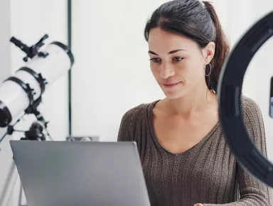 Influenceuse créant des vidéos pour les réseaux sociaux