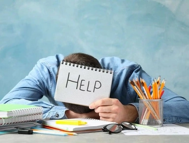 Étudiant en pleine révision du TAGE MAGE, entouré de nombreux livres. Il soulève une feuille avec le mot « help ». Illustration du défi de la préparation intense pour l'examen, symbolisant le besoin d'assistance et de conseils. Il a besoin de lire les 10 Conseils Pratiques pour réussir le TAGE MAGE.