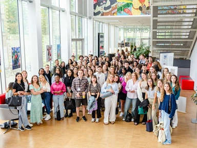 Photo de classe des étudiants d'Audencia Sciencescom