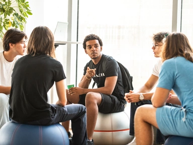 Journée portes ouvertes étudiant en discussion