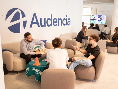 Groupe d'étudiants Audencia assis sur des fauteuils