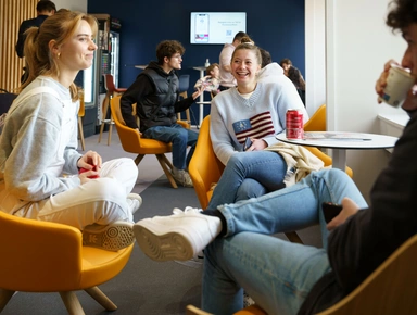 Groupe d'étudiants riant sur le campus Vendée