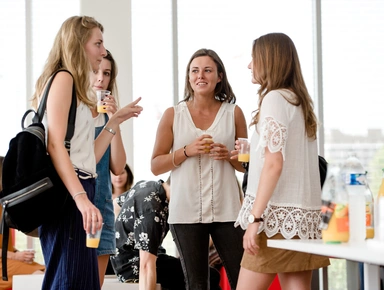 Des étudiantes SciencesCom discutant en groupe