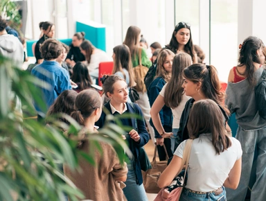 Groupe d'étudiant dans le hall du Mediacampus à Audencia