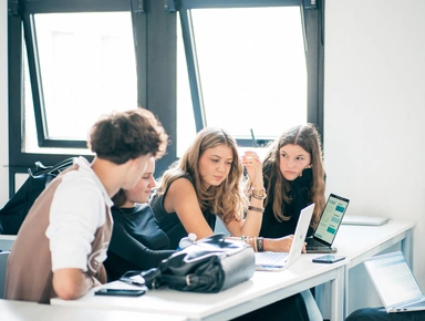 Des étudiants travaillant en groupe dans une salle de cours