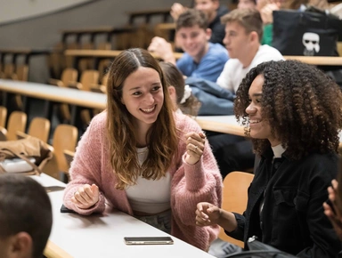 Etudiantes riant dans un amphithéâtre