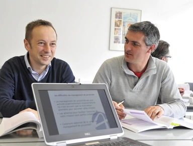 Etudiants Executive Education qui font un travail de groupe