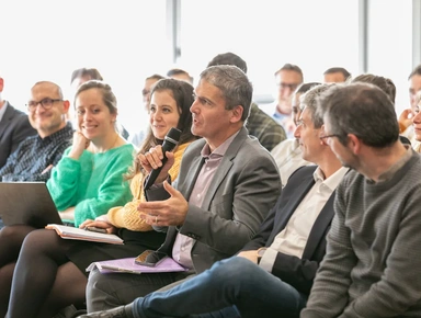 Un membre du public prenant le micro