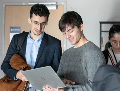 Deux étudiants regardant un écran d'ordinateur