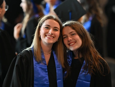 Deux diplômées Audencia sourient lors de la remise des diplômes