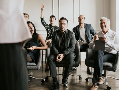 Groupe d'adultes en formation