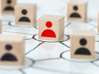 Silhouette rouge au milieu de silhouettes noires