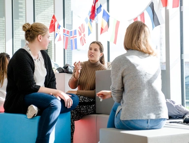 Des étudiants discutent lors d'Erasmus Days