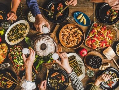 Table vue du dessus et couverte de différents plats turcs