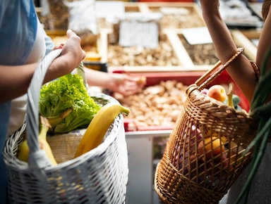 Deux personnes achetant des légumes dans un supermarché