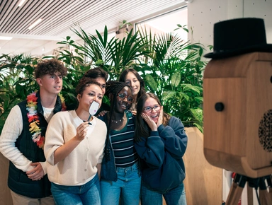 Un groupe d'étudiants se prend en photo