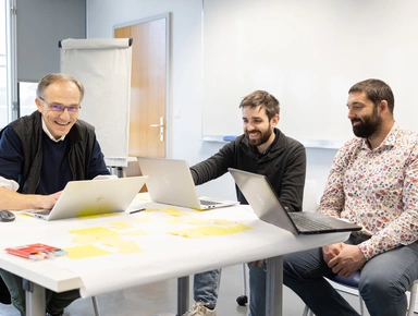 Un trio de participants à la formation continue