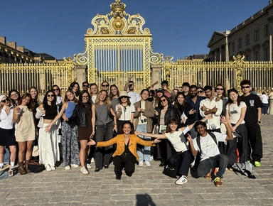 Classe devant le château de Versailles