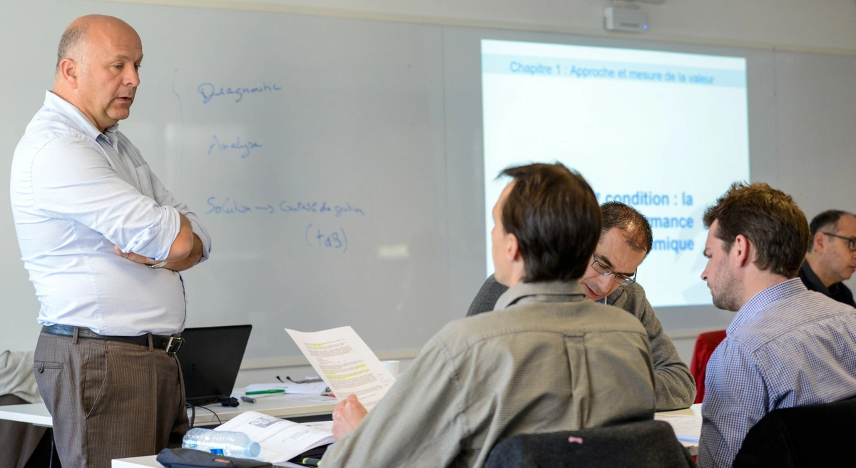 Professeur RCP Executive Education qui donne un cours
