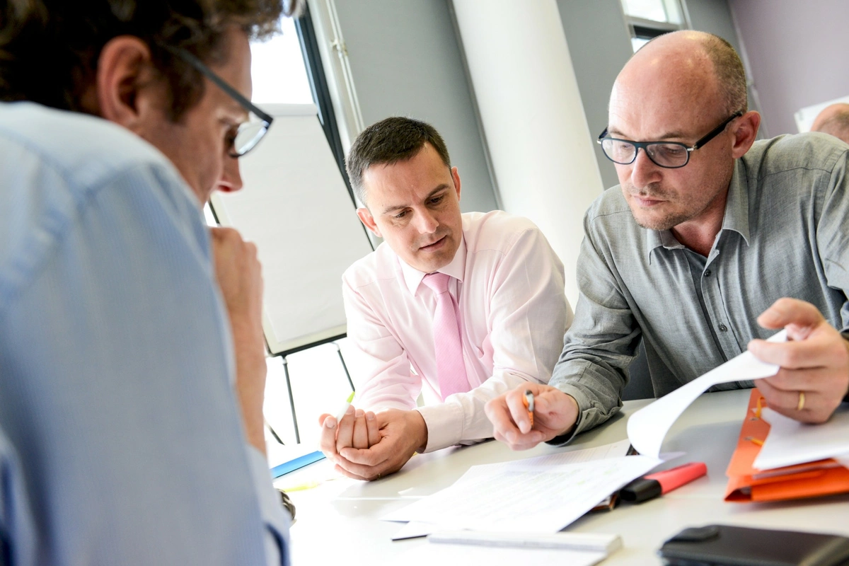 Etudiants Executives MBA autour d'un sujet