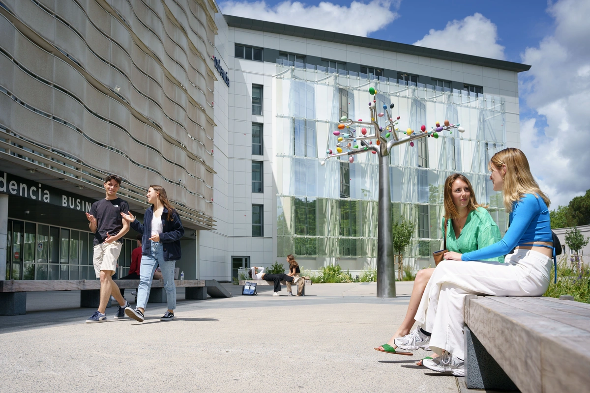 Parvis Audencia avec étudiants assis