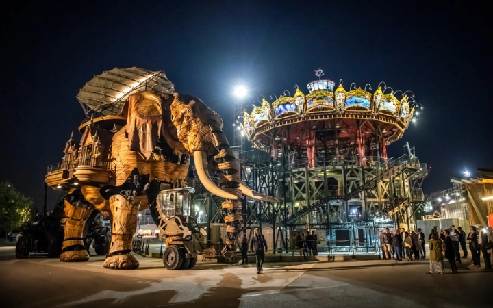 L'éléphant mécanique de Nantes devant le Carrousel des mondes marins