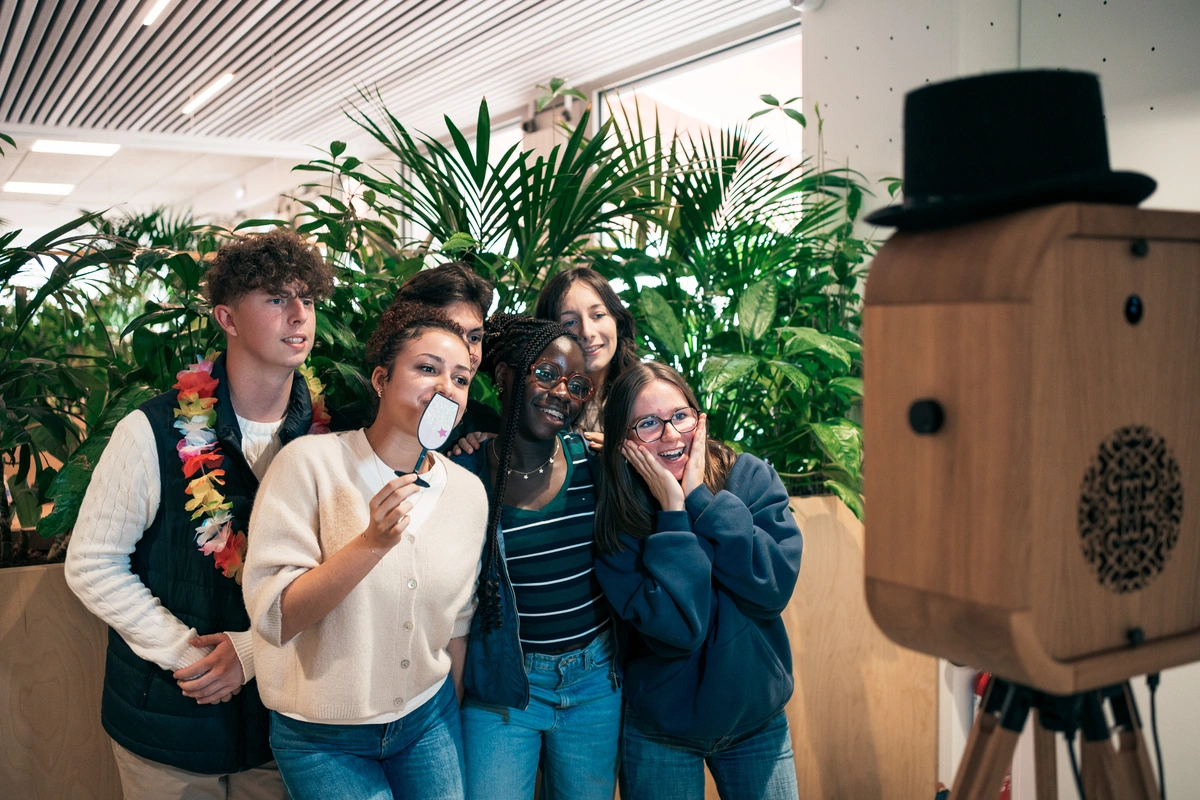 Un groupe d'étudiants se prend en photo