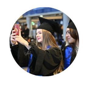 Deux diplômées font un selfie