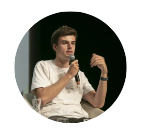 Hugo Décrypte au micro d'Audencia lors d'une conférence