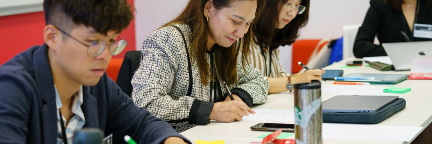 Etudiants en train de travailler