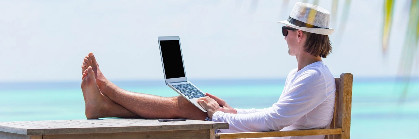 Personne travaillant en bord de mer