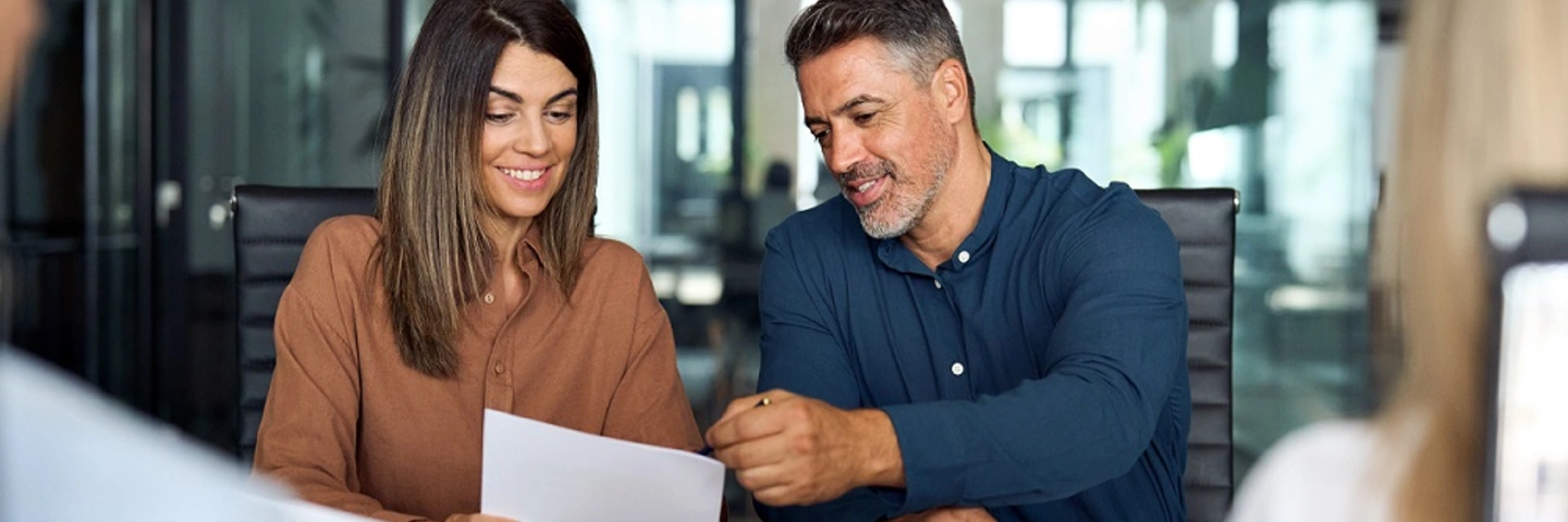 Groupe de salariés en réunion