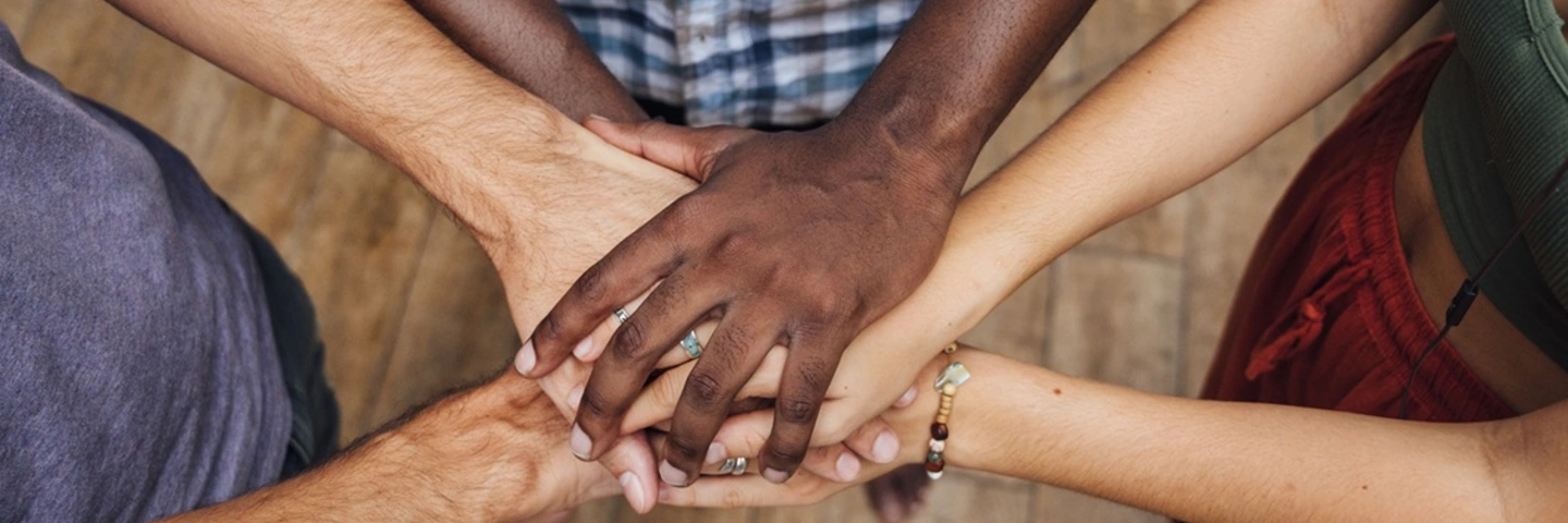 Mains de différentes personnnes empilées