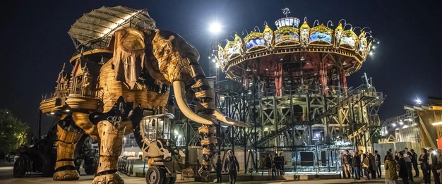 L'éléphant mécanique de Nantes devant le carrousel des mondes marins
